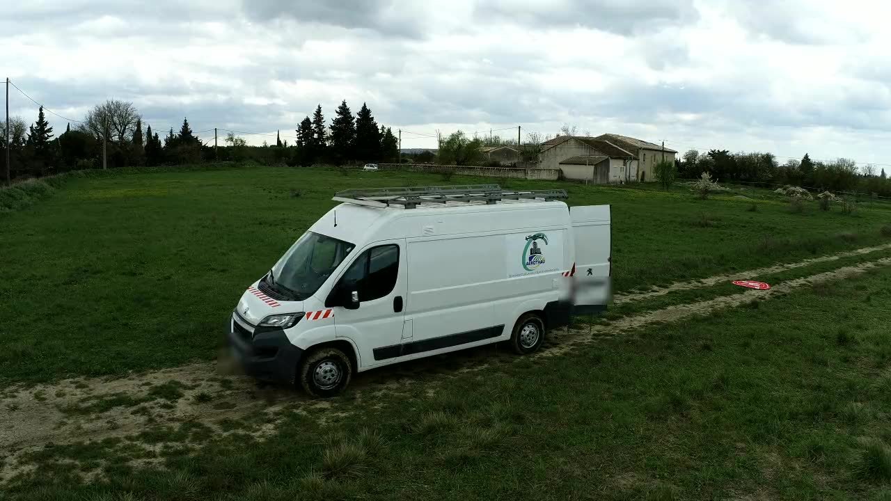 Fourgon régie et drone Aerothau en intervention en Bretagne